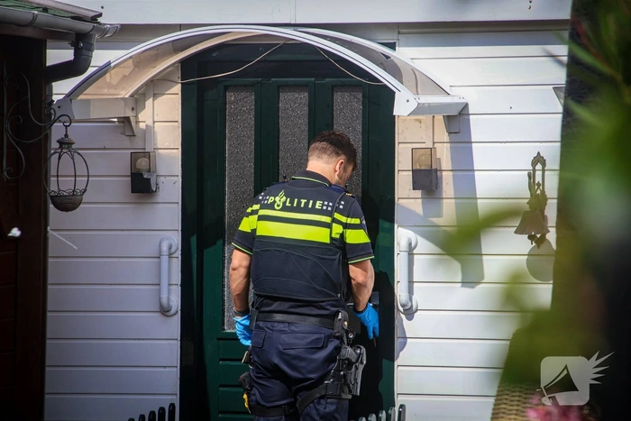 Hek breekt af van woonboot, persoon valt in water tussen twee woonboten