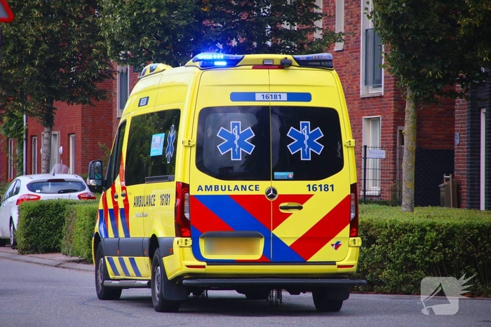 Hek breekt af van woonboot, persoon valt in water tussen twee woonboten