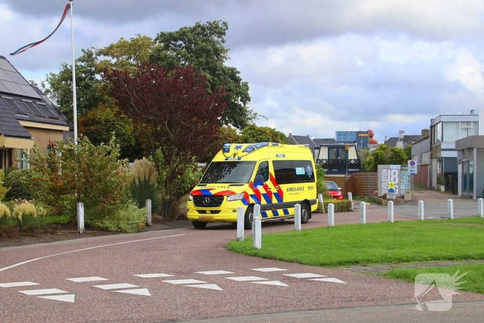 Hek breekt af van woonboot, persoon valt in water tussen twee woonboten