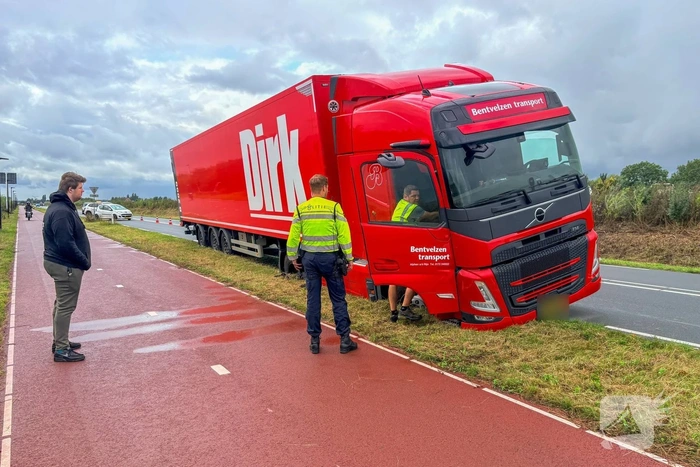 Vrachtwagen raakt vast in berm
