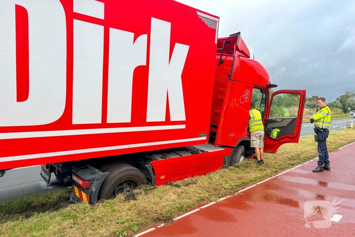 Vrachtwagen raakt vast in berm
