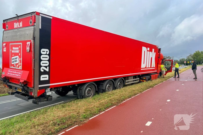Vrachtwagen raakt vast in berm