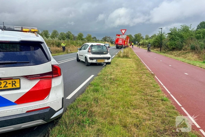 Vrachtwagen raakt vast in berm