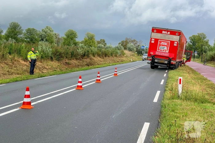 Vrachtwagen raakt vast in berm