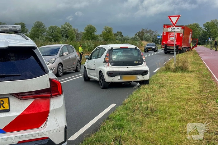 Vrachtwagen raakt vast in berm