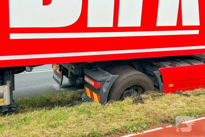 Vrachtwagen raakt vast in berm