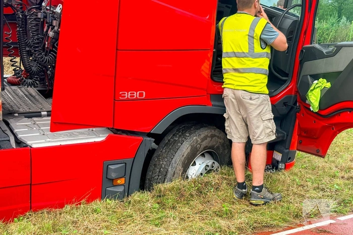 Vrachtwagen raakt vast in berm