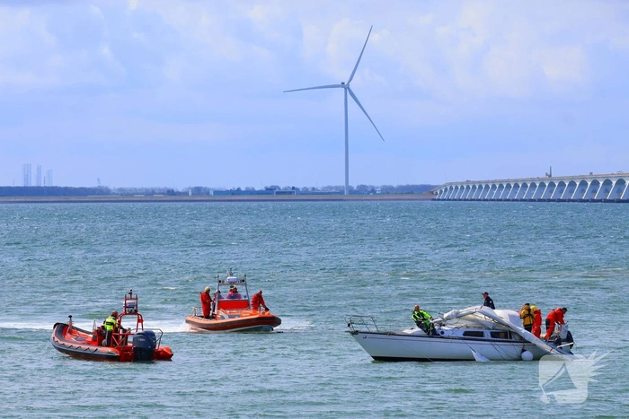 Mast zeilboot breekt af tijdens vaart