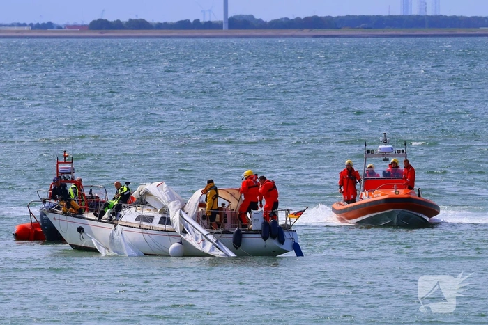 Mast zeilboot breekt af tijdens vaart