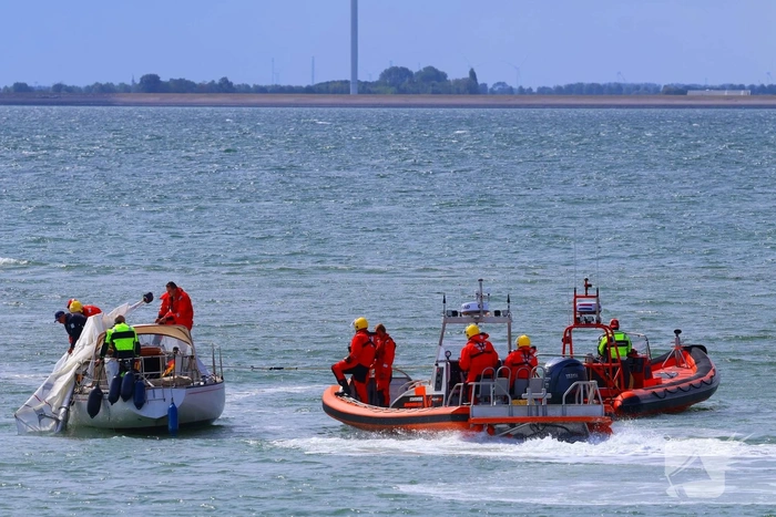 Mast zeilboot breekt af tijdens vaart
