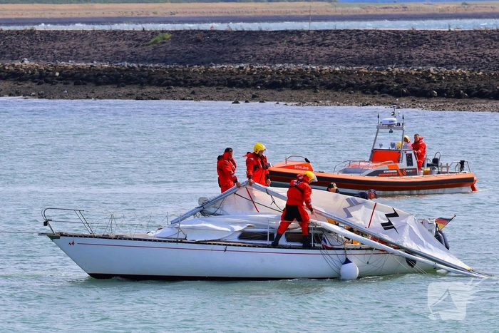 Mast zeilboot breekt af tijdens vaart