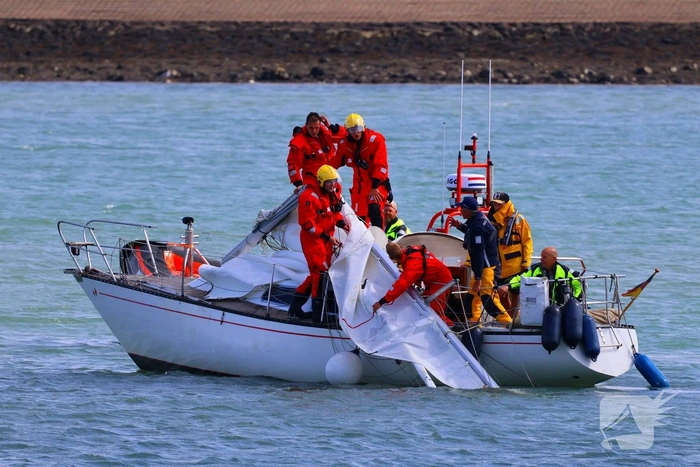 Mast zeilboot breekt af tijdens vaart