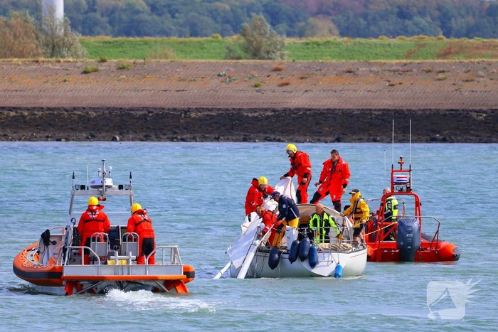 Mast zeilboot breekt af tijdens vaart