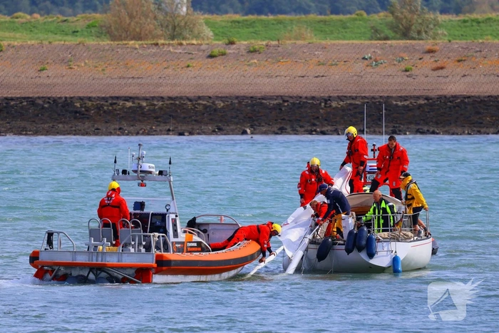 Mast zeilboot breekt af tijdens vaart