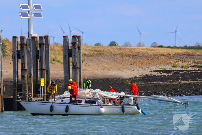 Mast zeilboot breekt af tijdens vaart