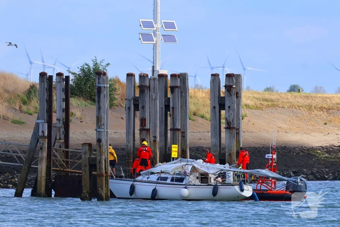 Mast zeilboot breekt af tijdens vaart