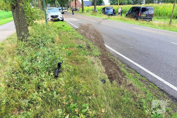 Bestelbus botst tegen bomen en bestuurder raakt gewond