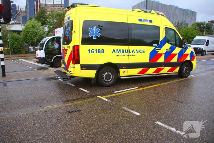 Fietser belandt onder vrachtwagen op drukke kruising