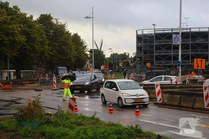 Fietser belandt onder vrachtwagen op drukke kruising