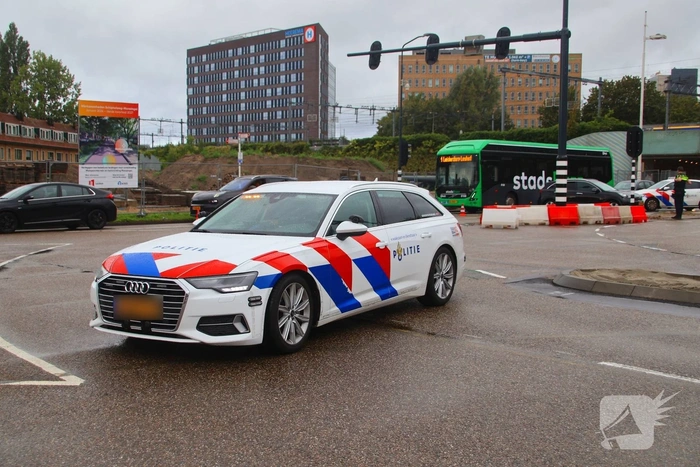 Fietser belandt onder vrachtwagen op drukke kruising