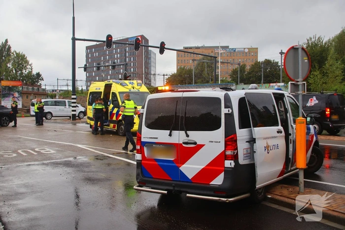 Fietser belandt onder vrachtwagen op drukke kruising