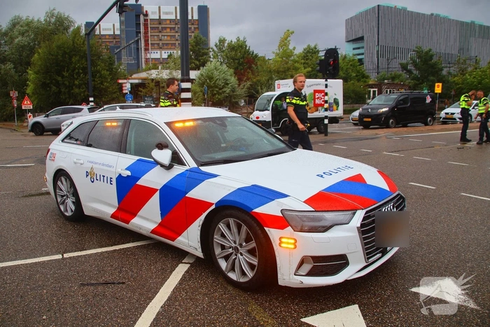 Fietser belandt onder vrachtwagen op drukke kruising