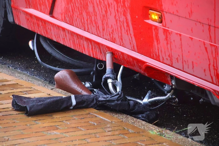 Fietser belandt onder vrachtwagen op drukke kruising