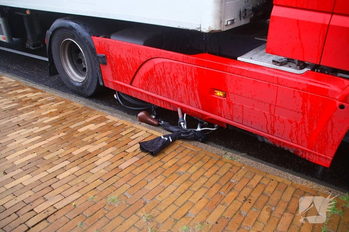 Fietser belandt onder vrachtwagen op drukke kruising
