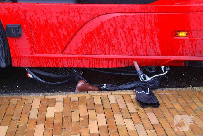 Fietser belandt onder vrachtwagen op drukke kruising