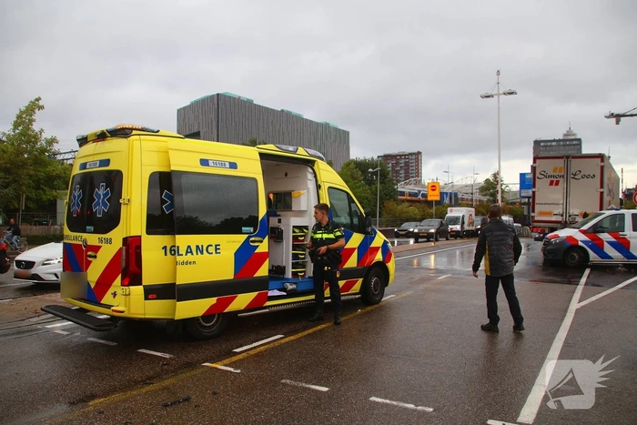 Fietser belandt onder vrachtwagen op drukke kruising