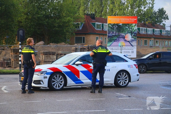 Fietser belandt onder vrachtwagen op drukke kruising
