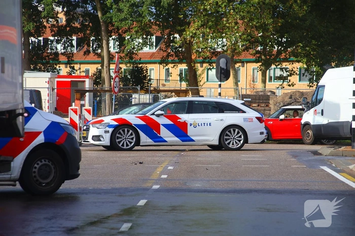 Fietser belandt onder vrachtwagen op drukke kruising