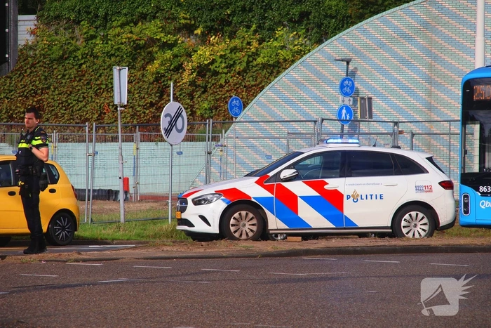 Fietser belandt onder vrachtwagen op drukke kruising
