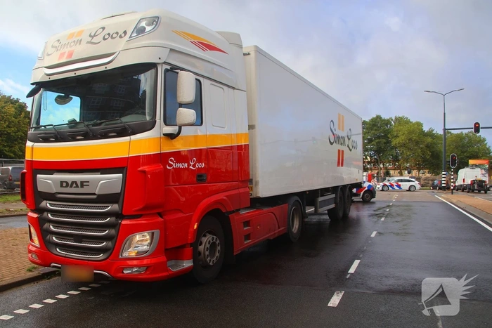 Fietser belandt onder vrachtwagen op drukke kruising