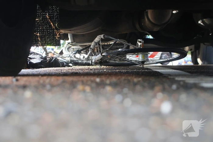 Fietser belandt onder vrachtwagen op drukke kruising