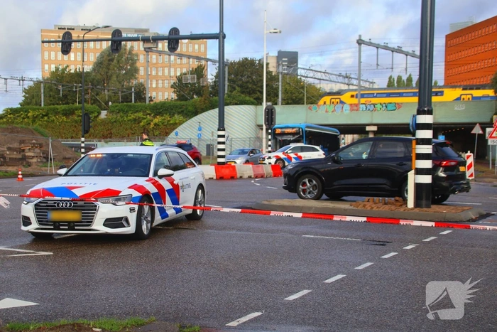 Fietser belandt onder vrachtwagen op drukke kruising