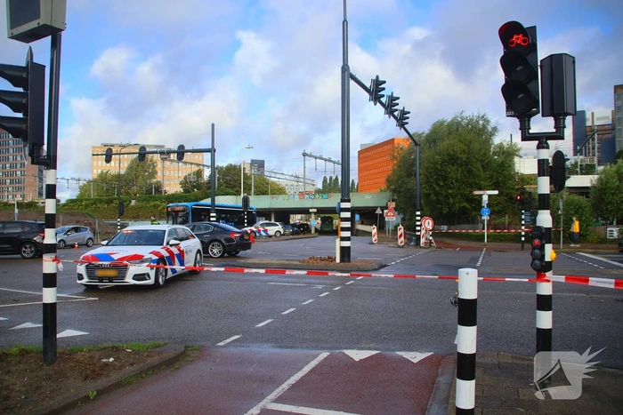 Fietser belandt onder vrachtwagen op drukke kruising
