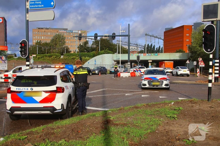 Fietser belandt onder vrachtwagen op drukke kruising