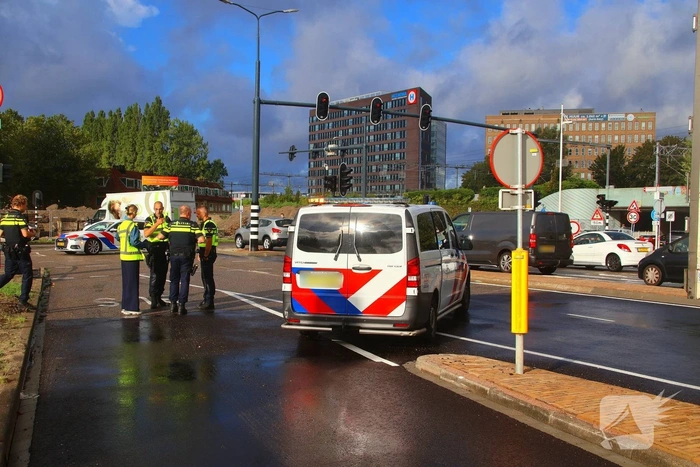 Fietser belandt onder vrachtwagen op drukke kruising