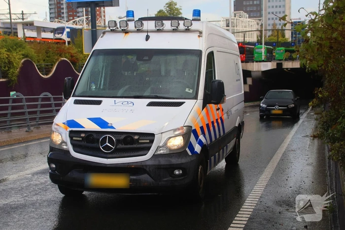 Fietser belandt onder vrachtwagen op drukke kruising