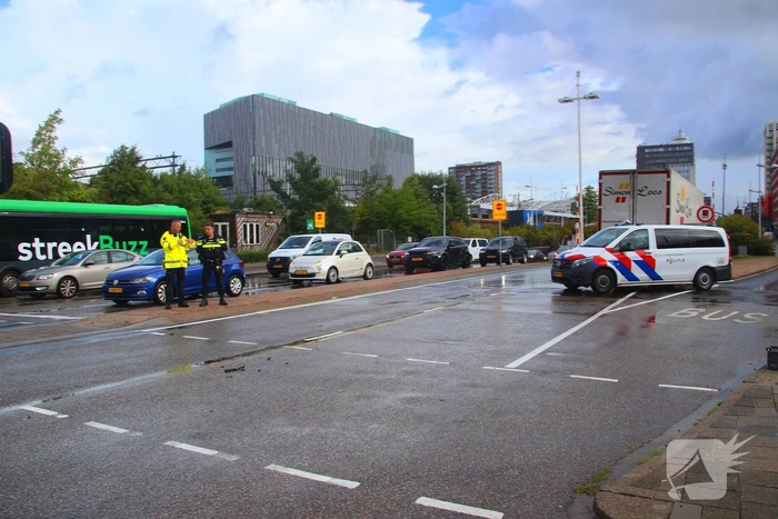 Fietser belandt onder vrachtwagen op drukke kruising