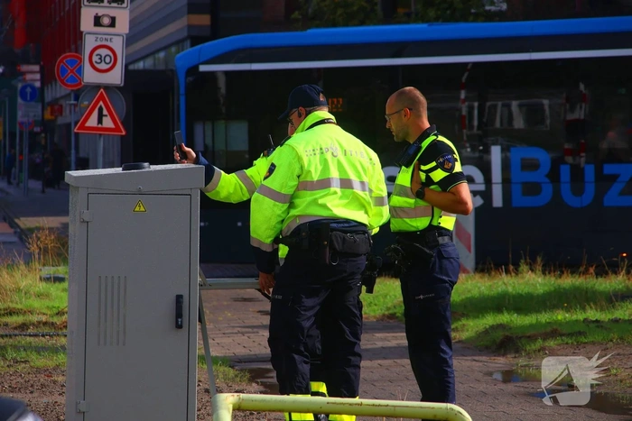 Fietser belandt onder vrachtwagen op drukke kruising