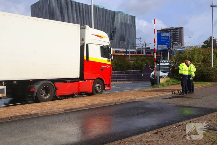 Fietser belandt onder vrachtwagen op drukke kruising