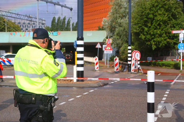 Fietser belandt onder vrachtwagen op drukke kruising