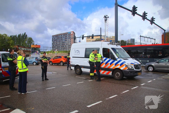 Fietser belandt onder vrachtwagen op drukke kruising
