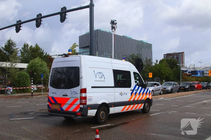 Fietser belandt onder vrachtwagen op drukke kruising