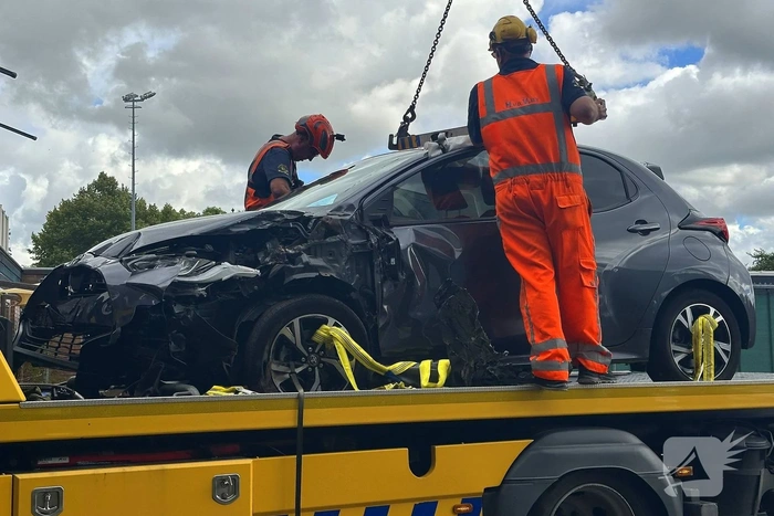 Auto rijdt speelplaats kinderdagverblijf binnen