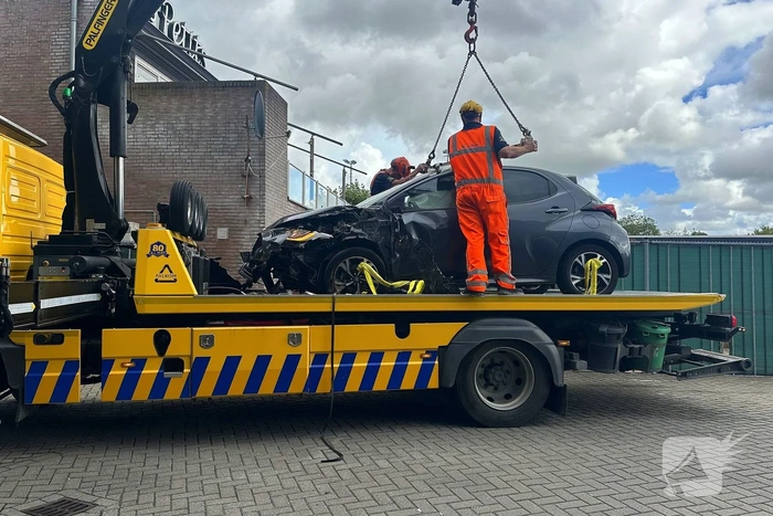 Auto rijdt speelplaats kinderdagverblijf binnen