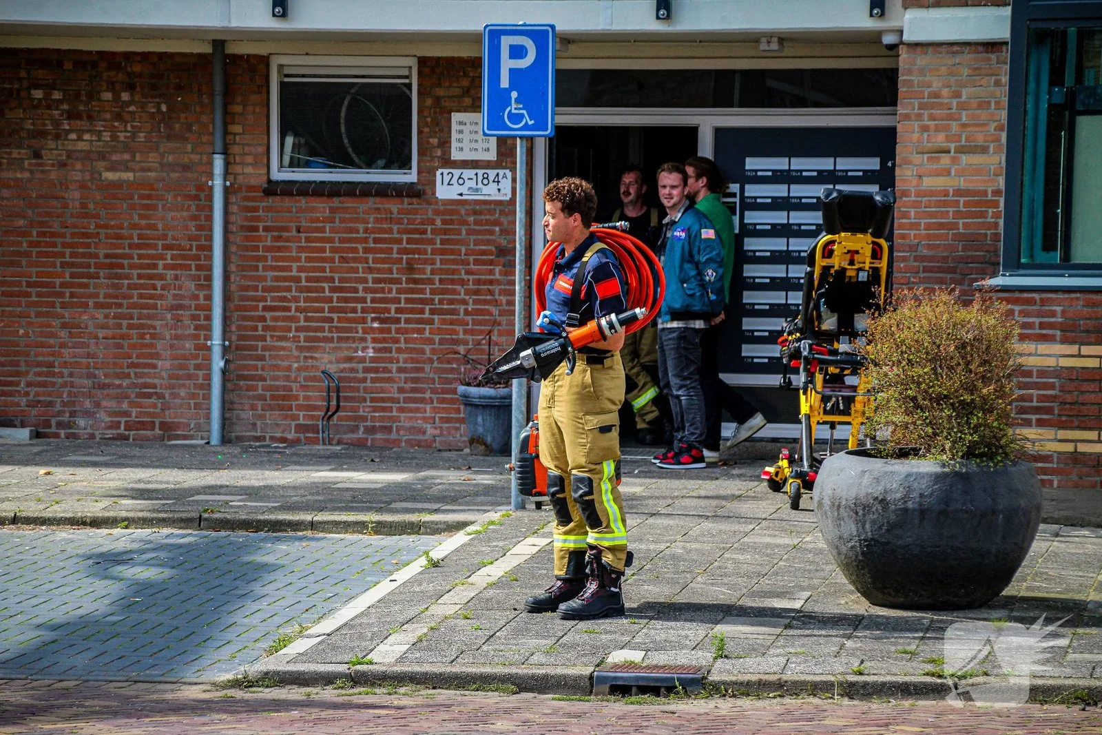 Brandweer assiteert politie bij incident
