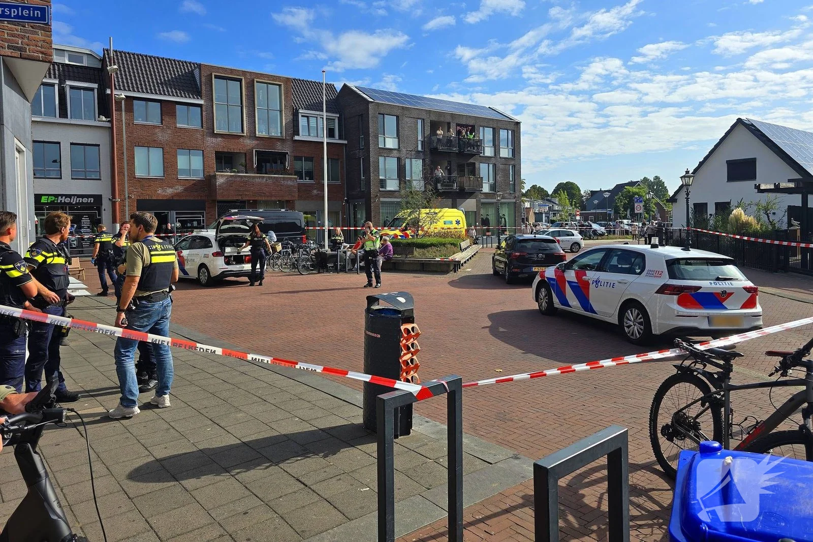 Agenten met kogelwerende vesten ter plaatse